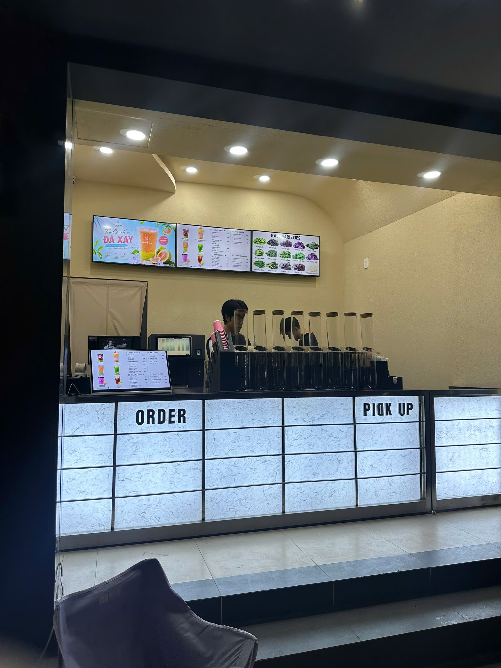 Vivera Tea 주문과 픽업 카운터
