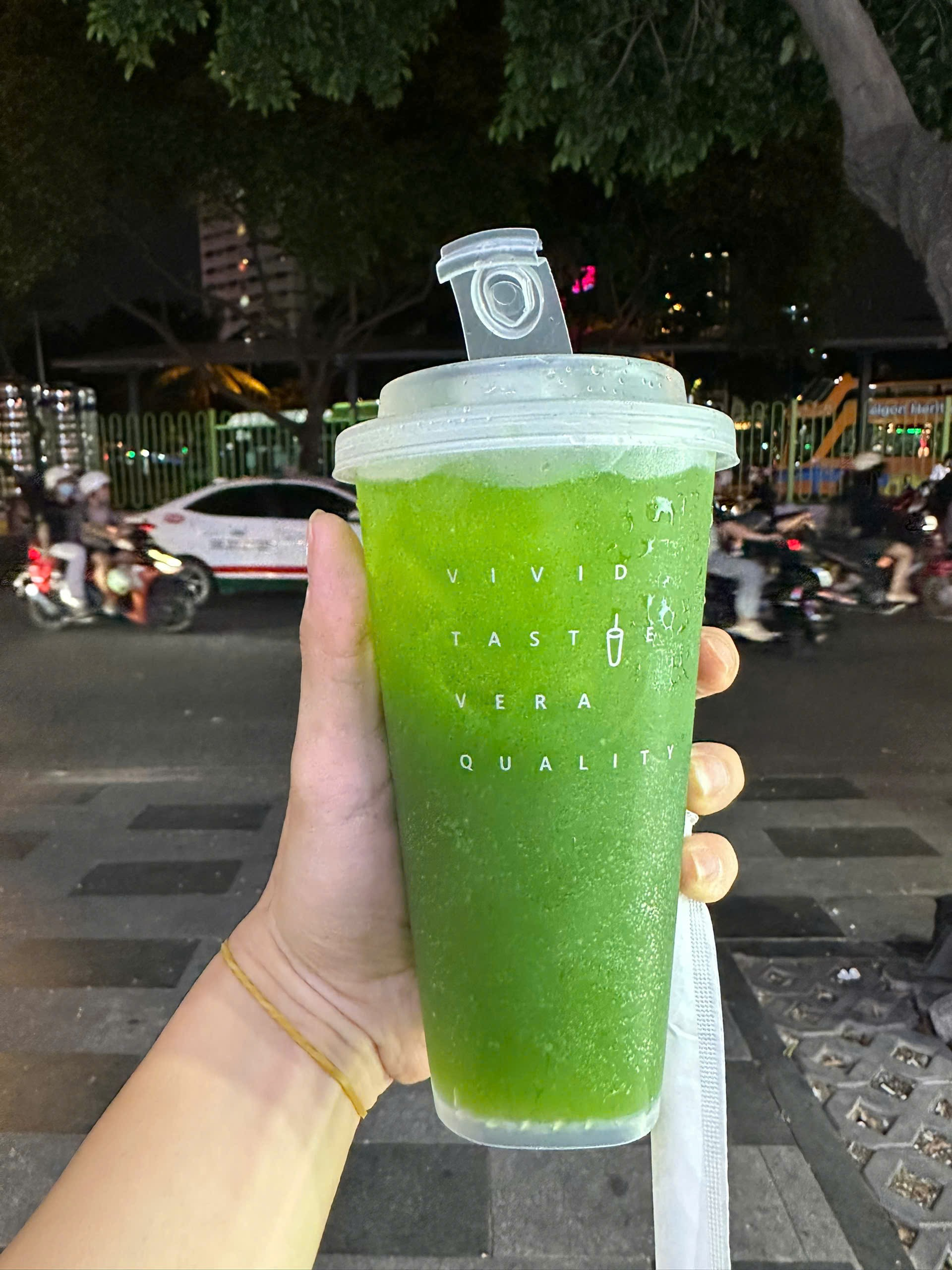 Vivera Tea 초록색 케일 계열 테이크아웃 음료