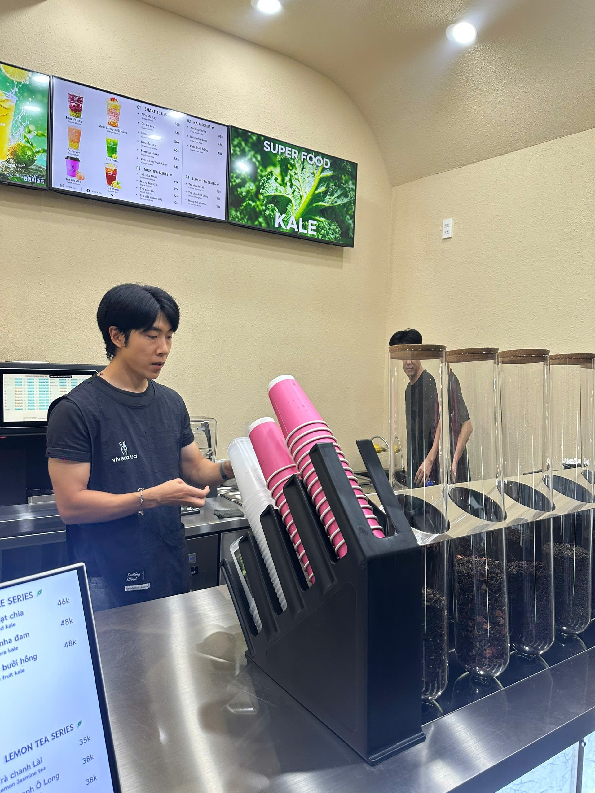 Vivera Tea 내부 차 원료 보관 튜브와 음료 제조 공간